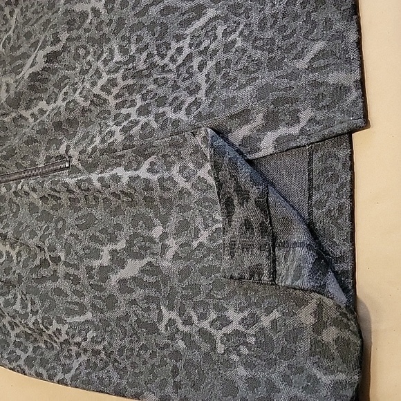 Studio Point, Size 6 Black / Gray Leopard or Cheetah Pencil Skirt, Exc. Cond. - Picture 10 of 10